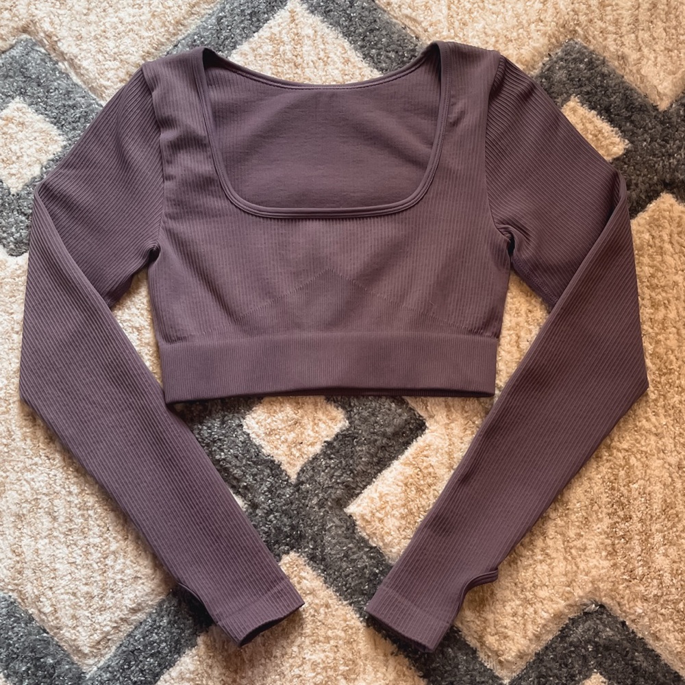 OQQ small ribbed seamless workout long sleeve square neckline crop top.